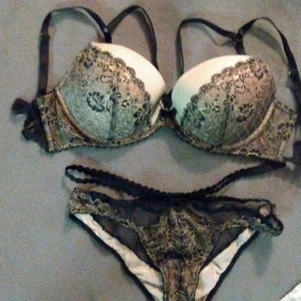 SEXY VICTORIA'S SECRET BLACK BRA & PANTY SET